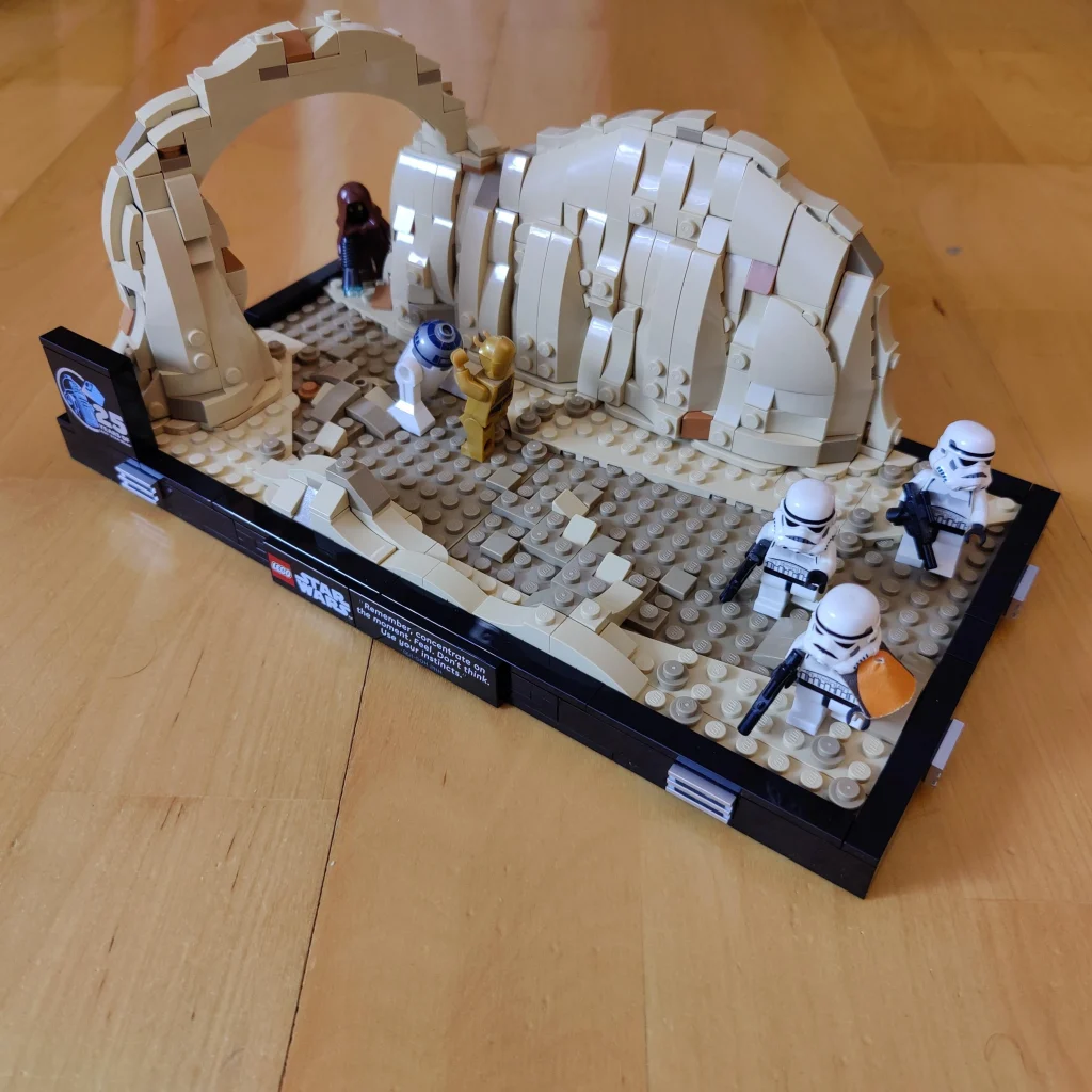 REDDIT LEGO Star Wars Mos Espa Podrace Diorama minifigures 3 1024x1024