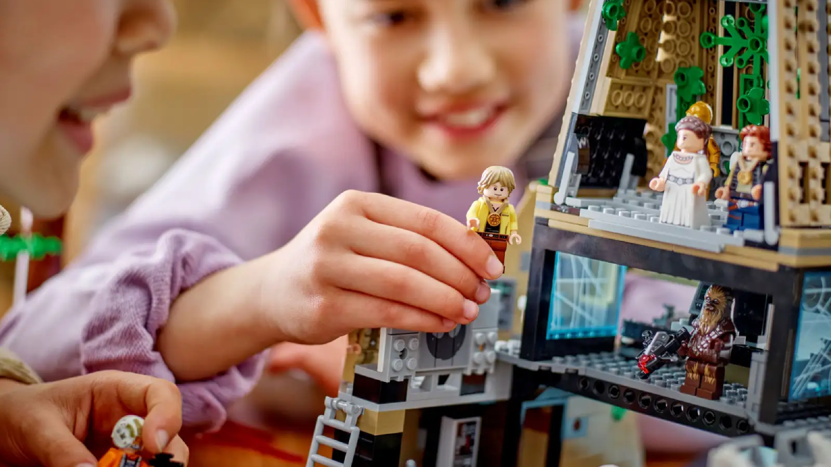Early review provides first look at 75365 Yavin 4 Rebel Base